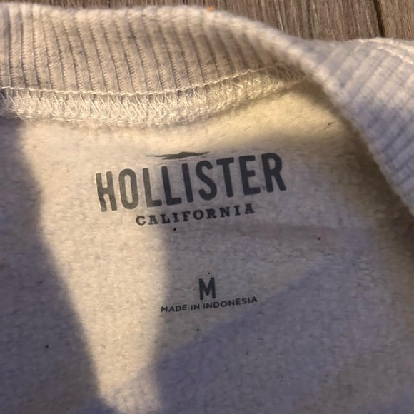 Hollister crewneck - Picture 2 of 3